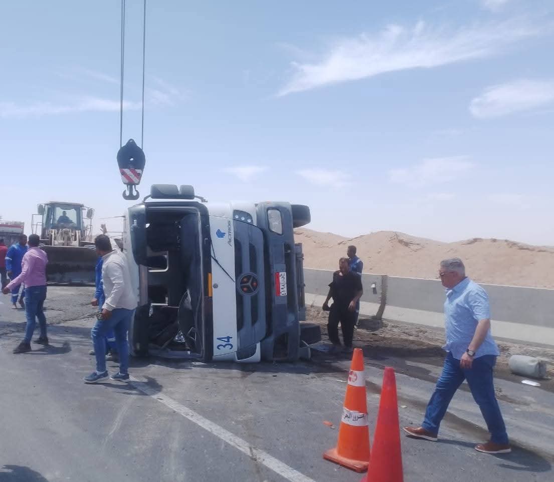 إنقلاب سيارة نقل ثقيل محملة بالأسمنت بالطريق الدائري للغردقة