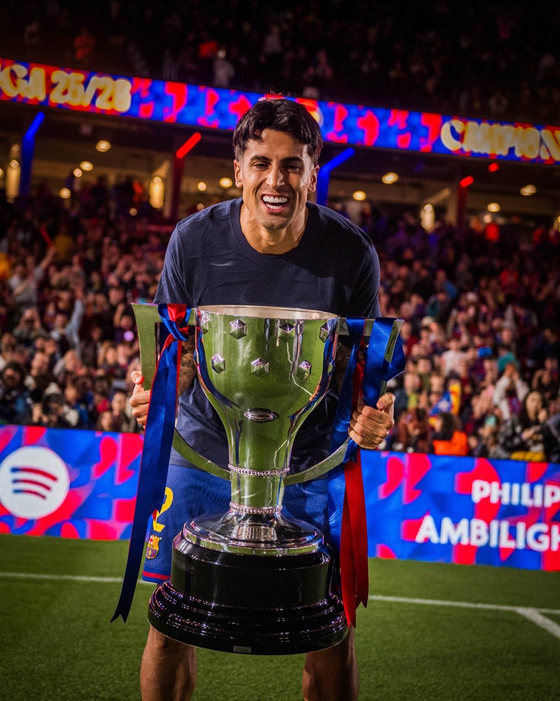 <strong>البرتغالي جواو كانسيلو لاعب فريق برشلونة رفقة لقب الدوري الإسباني لموسم 2025 - 2026</strong>