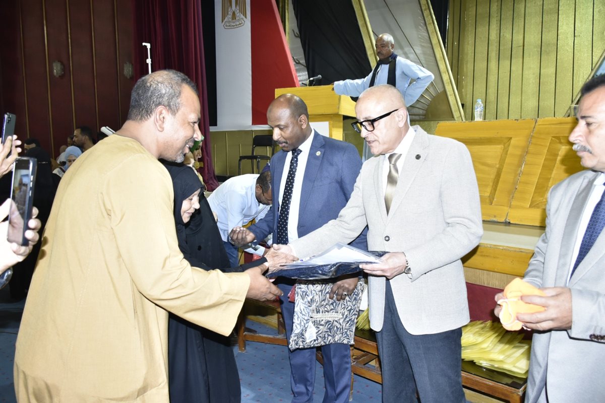 محافظ الأقصر يسلم ملابس الإحرام لحجاج التضامن