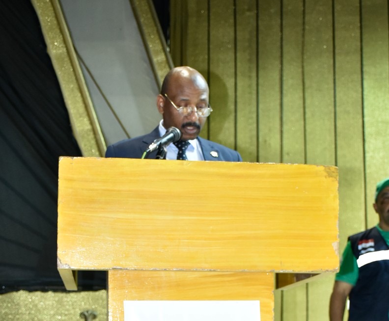 محافظ الأقصر يسلم ملابس الإحرام لحجاج التضامن