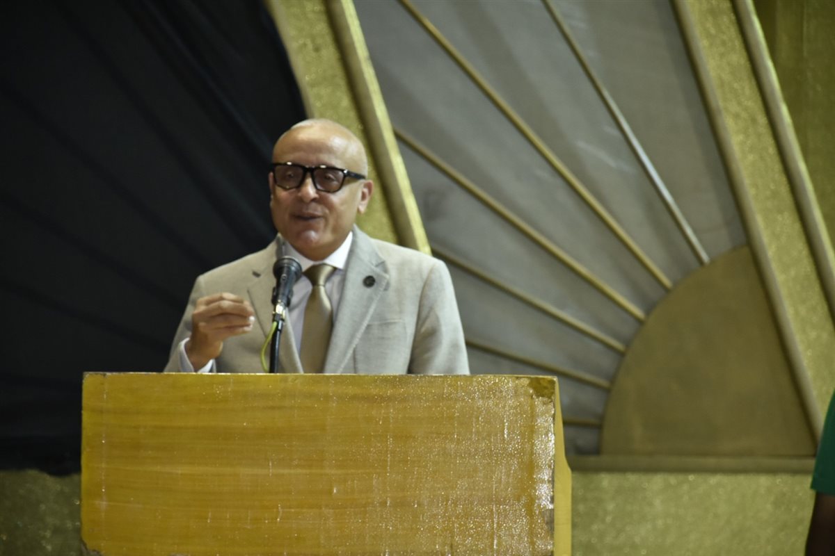 محافظ الأقصر يسلم ملابس الإحرام لحجاج التضامن