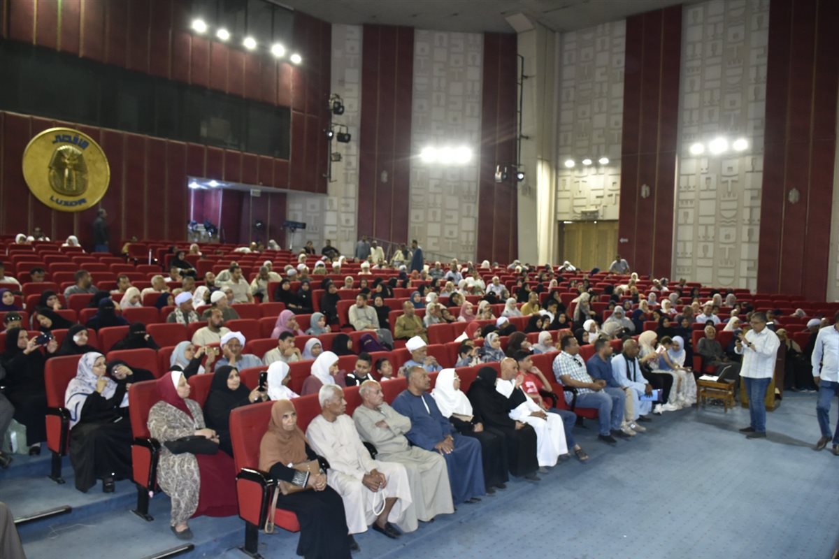 محافظ الأقصر يسلم ملابس الإحرام لحجاج التضامن