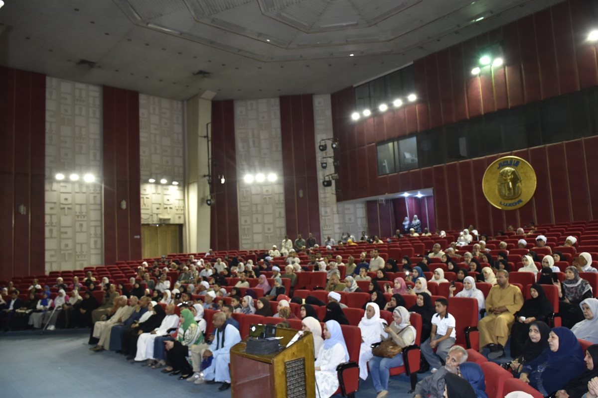 محافظ الأقصر يسلم ملابس الإحرام لحجاج التضامن