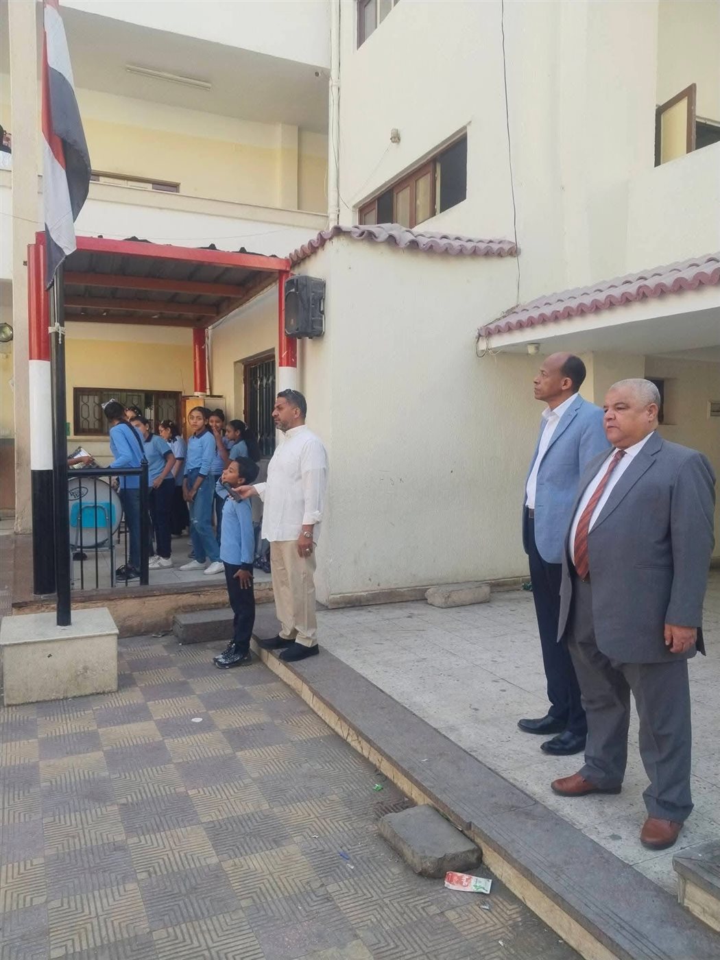 حداد بطابور المدرسة