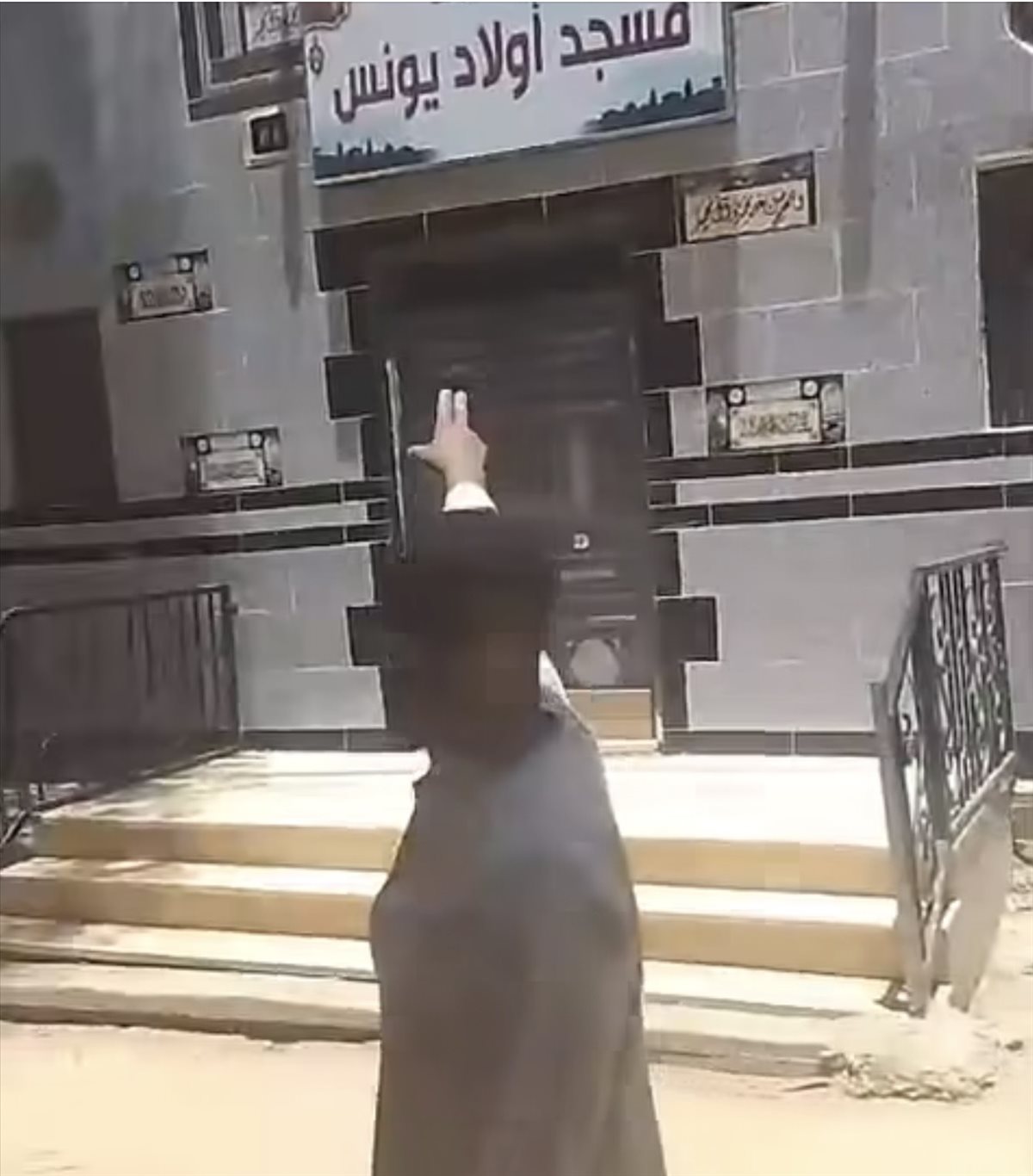مسجد مغلق امام المصلين بالاقصر&nbsp;