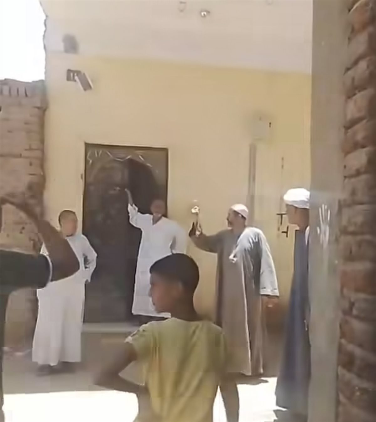مسجد مغلق امام المصلين بالاقصر&nbsp;