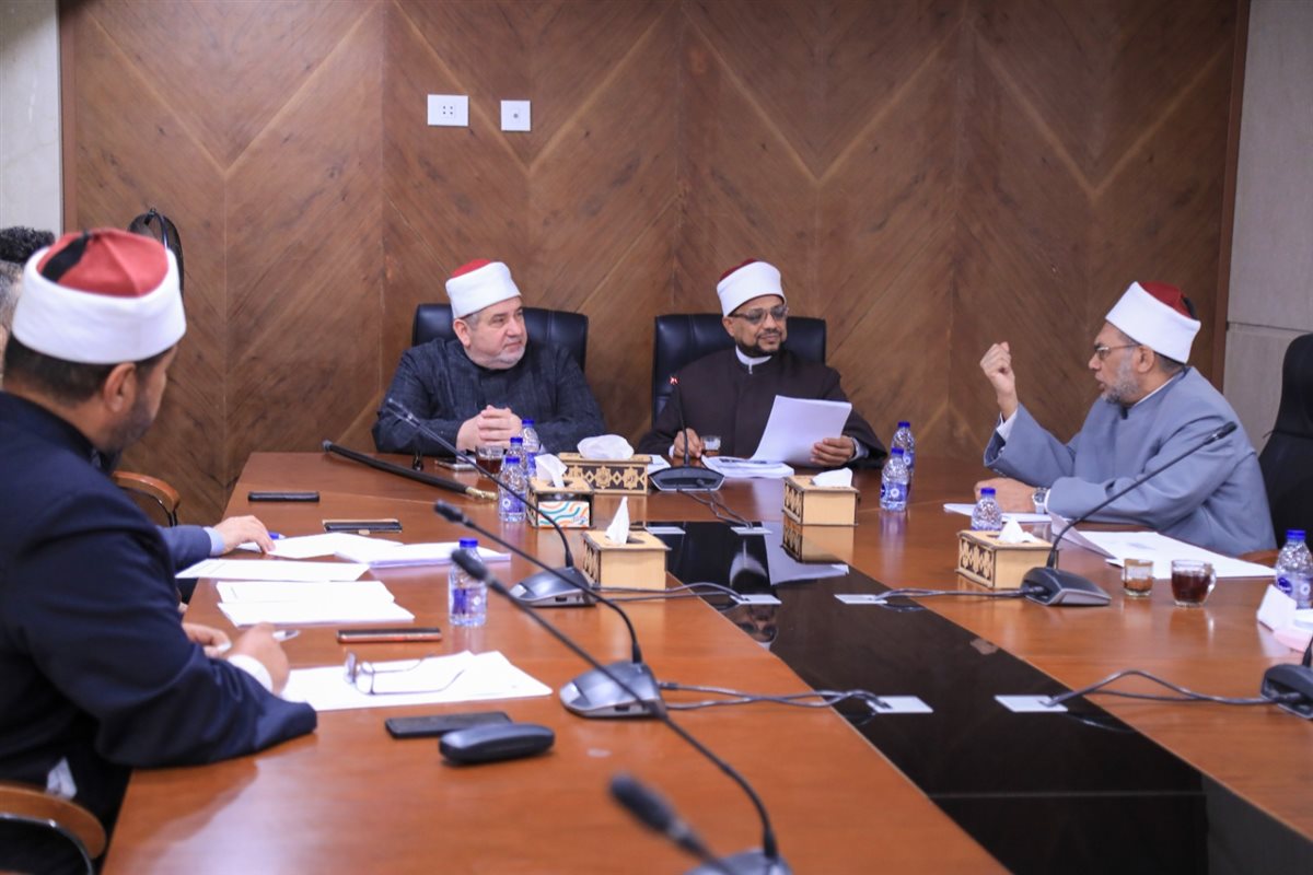 لجنة المتابعة بـ البحوث الإسلاميَّة تستعرض دراسات حول توظيفات الذكاء الاصطناعي في المجال الدِّيني