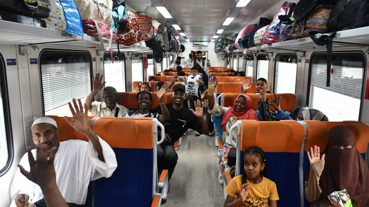 رحلة جديدة لنقل السودانيين إلى أسوان