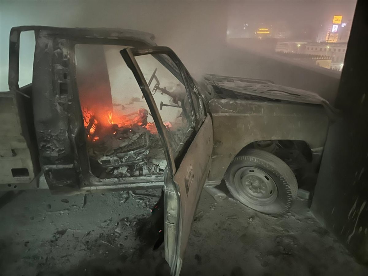 السيطرة علي حريق سيارة ربع نقل داخل جراج العتبة