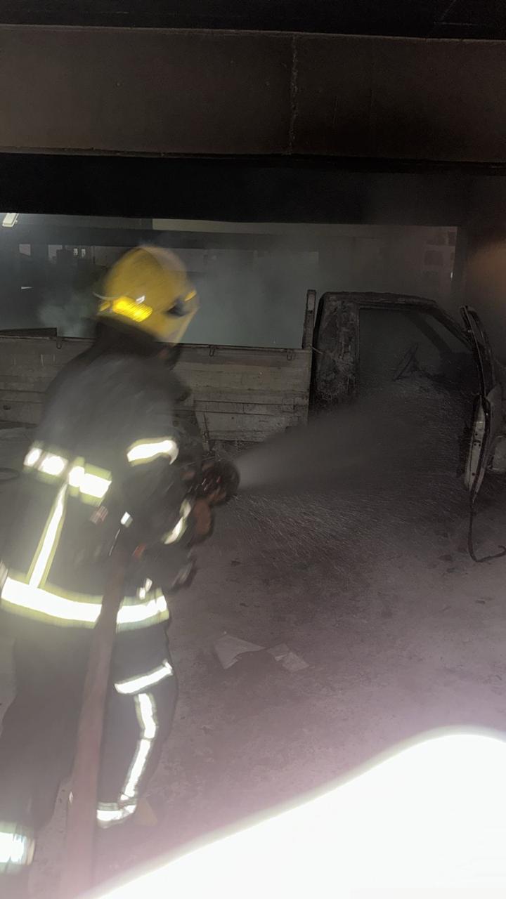 السيطرة علي حريق سيارة ربع نقل داخل جراج العتبة
