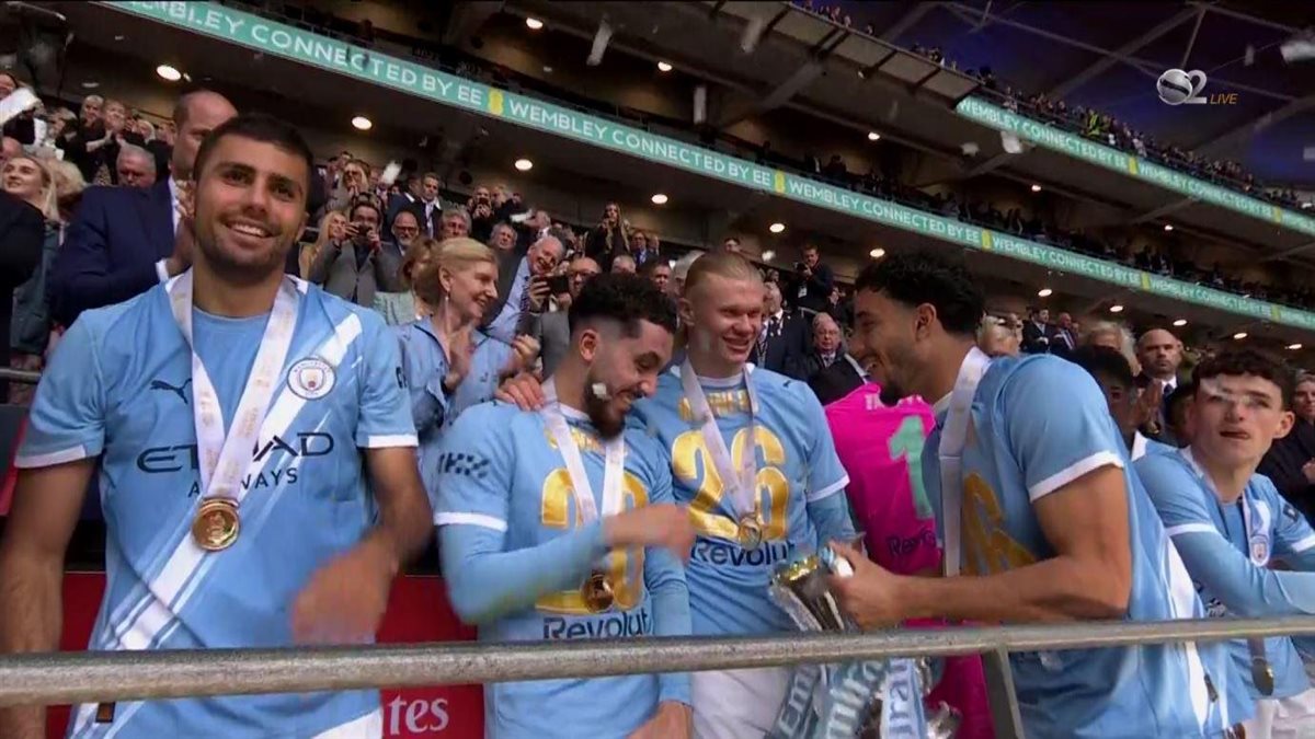 لحظة تتويج عمر مرموش بـ لقب كأس الاتحاد الإنجليزي 2025 - 2026