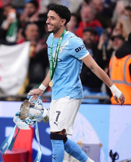 <strong>عمر مرموش لاعب مانشستر سيتي رفقة كأس الرابطة الإنجليزية 2025 - 2026</strong>