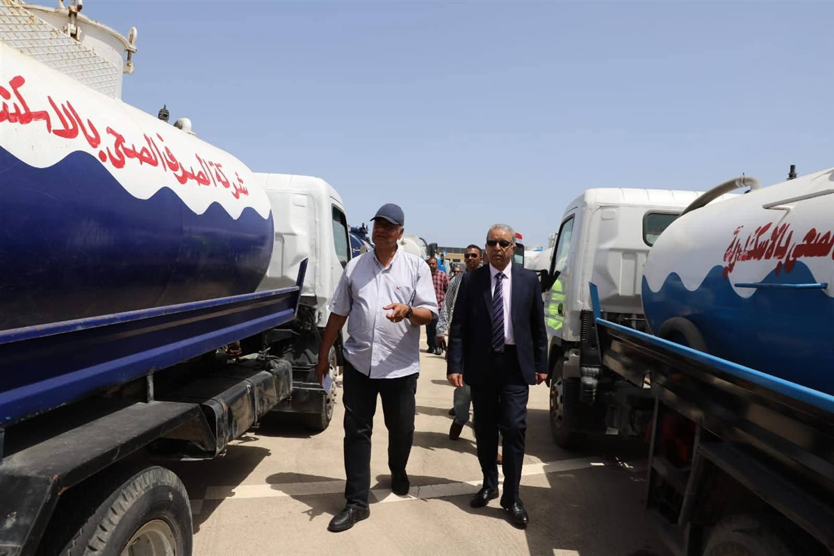 اصطفاف معدات شركة الصرف الصحي بالإسكندرية للتأكد من الجاهزية والاستعداد الكامل