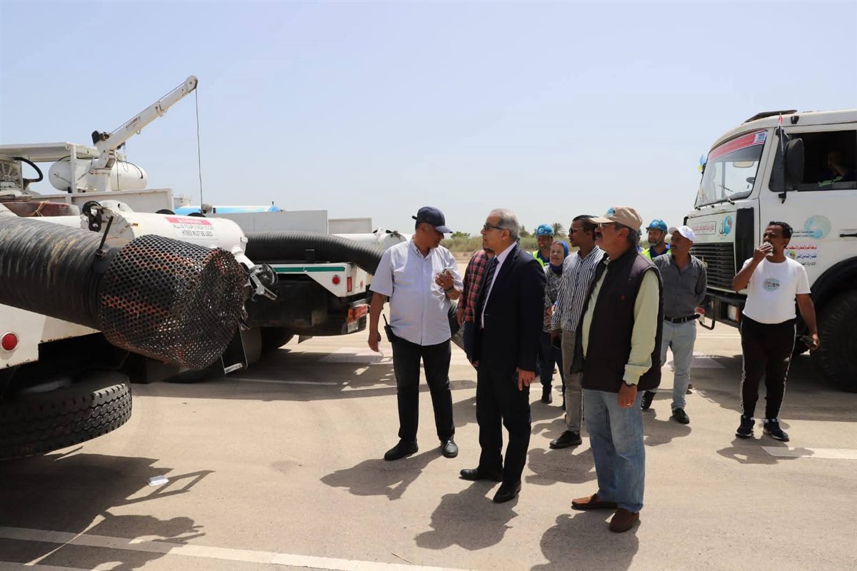 اصطفاف معدات شركة الصرف الصحي بالإسكندرية للتأكد من الجاهزية والاستعداد الكامل
