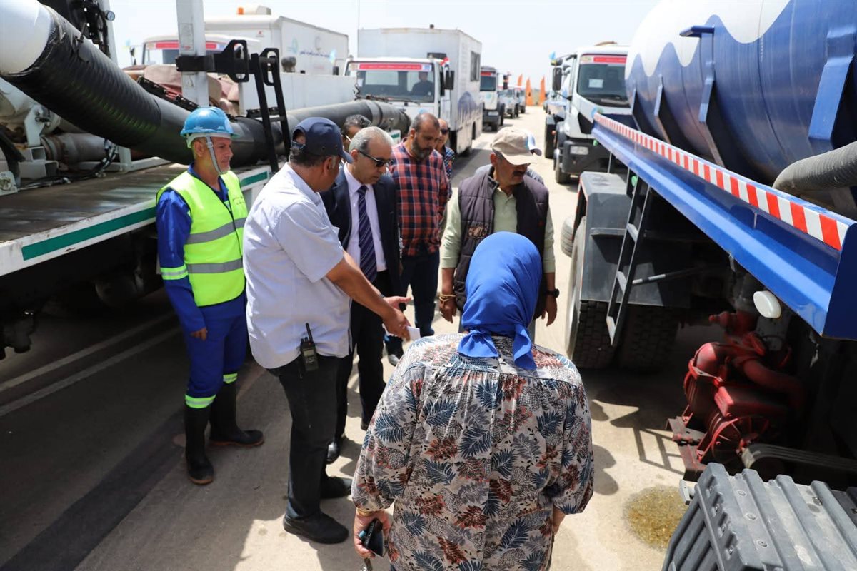 اصطفاف معدات شركة الصرف الصحي بالإسكندرية للتأكد من الجاهزية والاستعداد الكامل