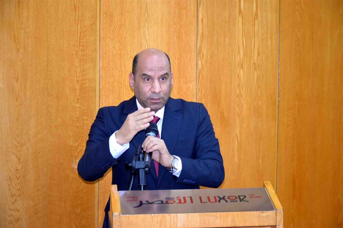لقاء محافظ الأقصر ووزير العمل وتسليم عقود عمل للشباب&nbsp;