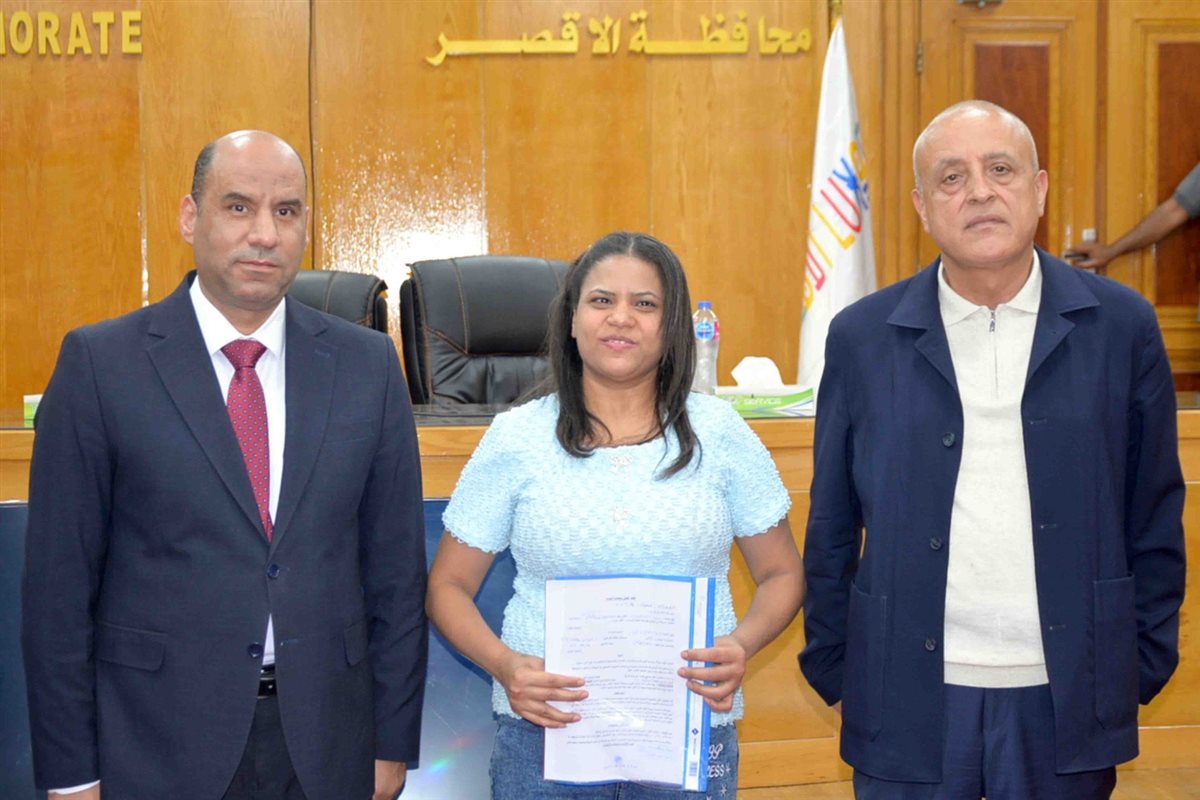 لقاء محافظ الأقصر ووزير العمل وتسليم عقود عمل للشباب&nbsp;