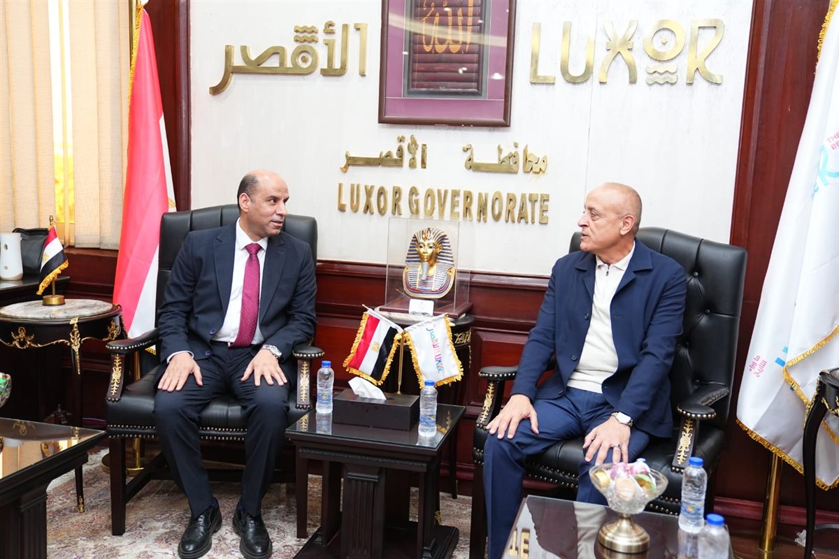 لقاء محافظ الأقصر ووزير العمل وتسليم عقود عمل للشباب&nbsp;