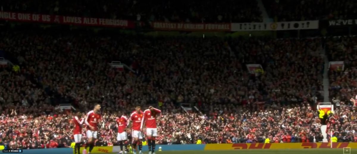 <strong>الأخيرة له في الأولد ترافورد.. جماهير مانشستر يونايتد تودع لاعب خط الوسط كاسيميرو قبل رحيله بنهاية الموسم&nbsp;</strong>