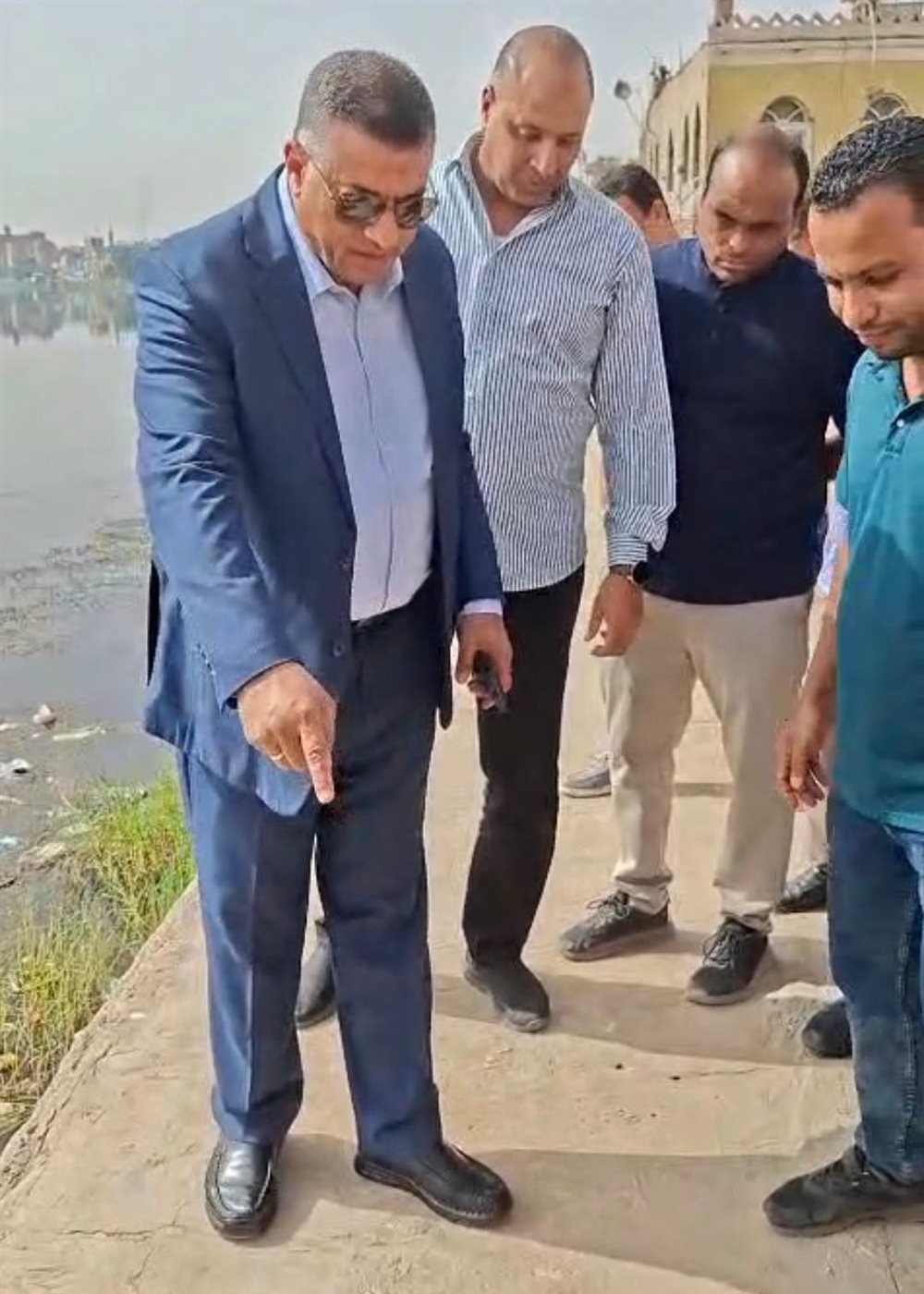محافظ قنا خلال حديثه مع المهندس عن الشروخ