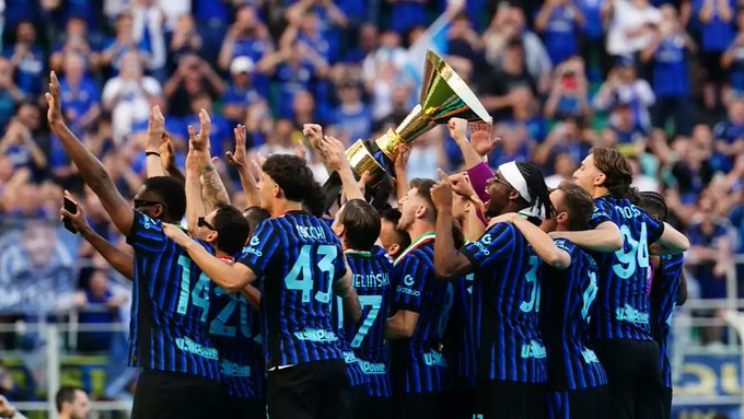 إنتر ميلان يرفع لقب الدوري الإيطالي وسط جماهيره.. ويحتفل بالثنائية المحلية في شوارع ميلانو