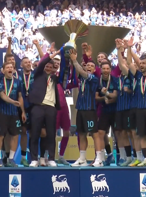 إنتر ميلان يرفع لقب الدوري الإيطالي وسط جماهيره.. ويحتفل بالثنائية المحلية في شوارع ميلانو