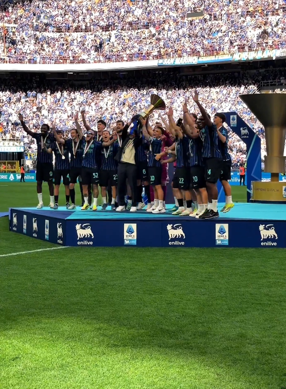 إنتر ميلان يرفع لقب الدوري الإيطالي وسط جماهيره.. ويحتفل بالثنائية المحلية في شوارع ميلانو