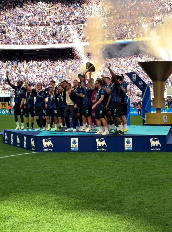 إنتر ميلان يرفع لقب الدوري الإيطالي وسط جماهيره.. ويحتفل بالثنائية المحلية في شوارع ميلانو