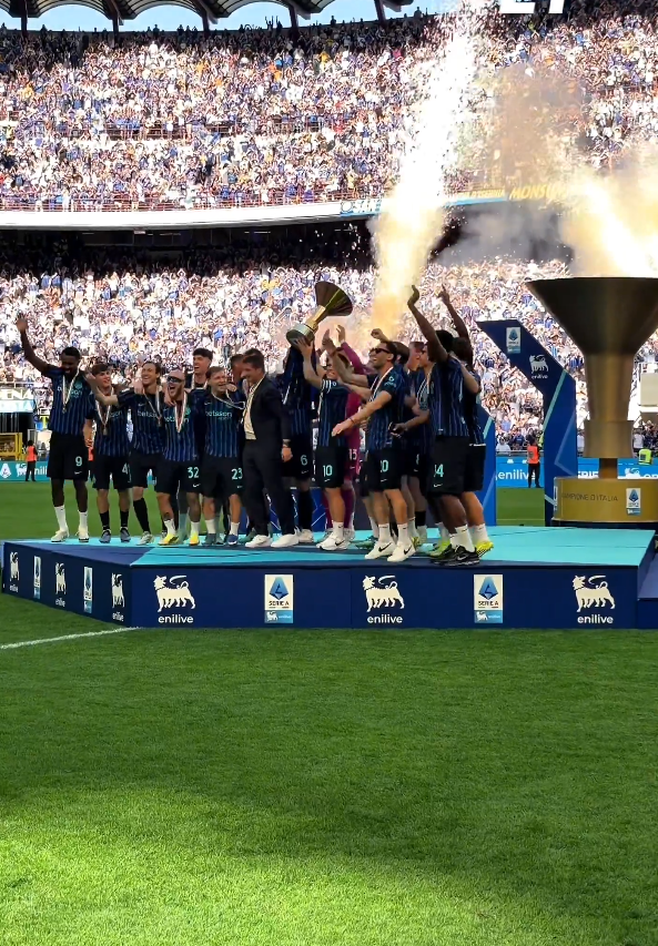 إنتر ميلان يرفع لقب الدوري الإيطالي وسط جماهيره.. ويحتفل بالثنائية المحلية في شوارع ميلانو