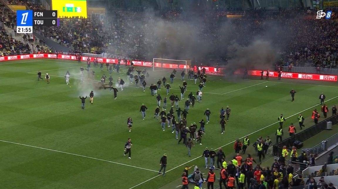 جماهير نانت تقتحم مباراة فريقهم أمام تولوز في الدوري الفرنسي.. وإصابة مدرب الأصفر بعد مشادة مع الجمهور