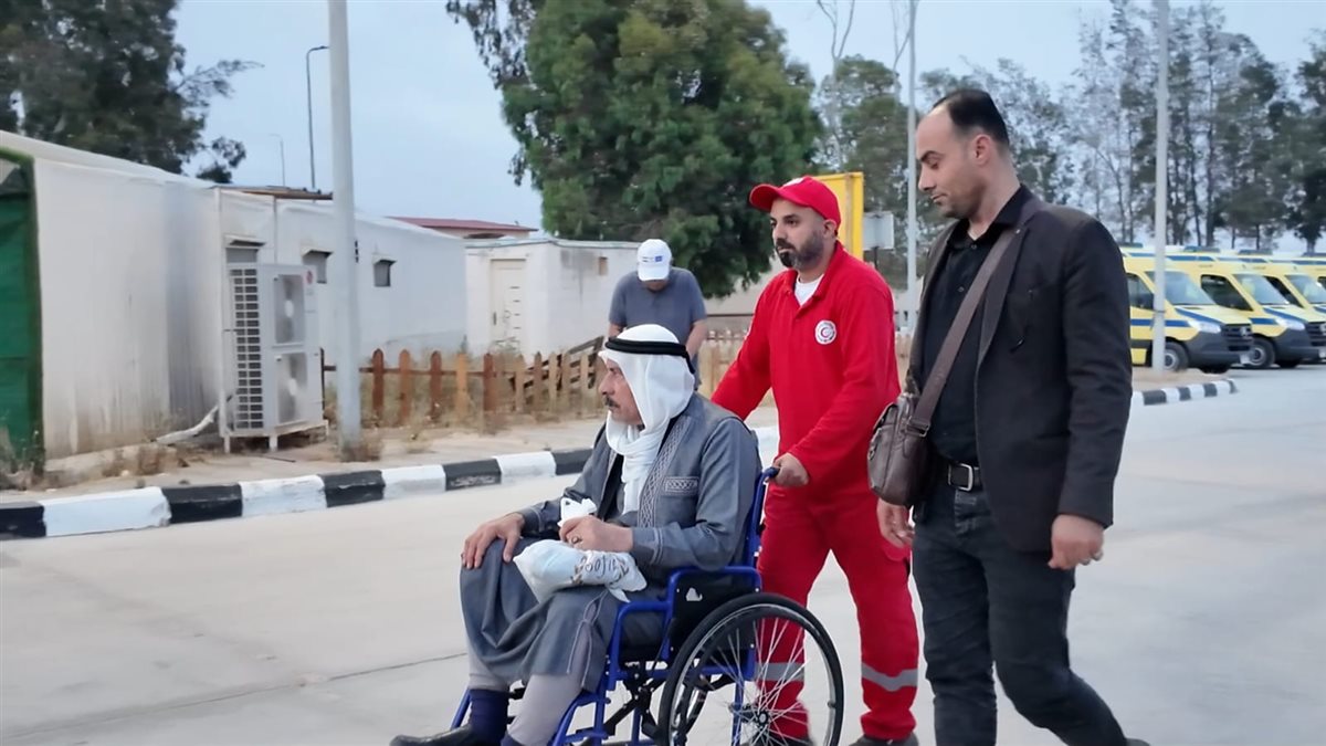 الهلال الأحمر المصري يستقبل دفعة جديدة من مصابي غزة