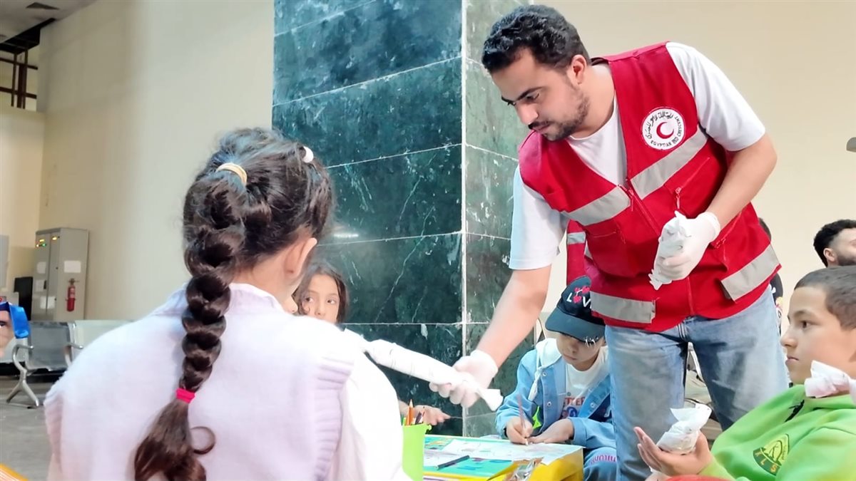 الهلال الأحمر المصري يستقبل دفعة جديدة من مصابي غزة