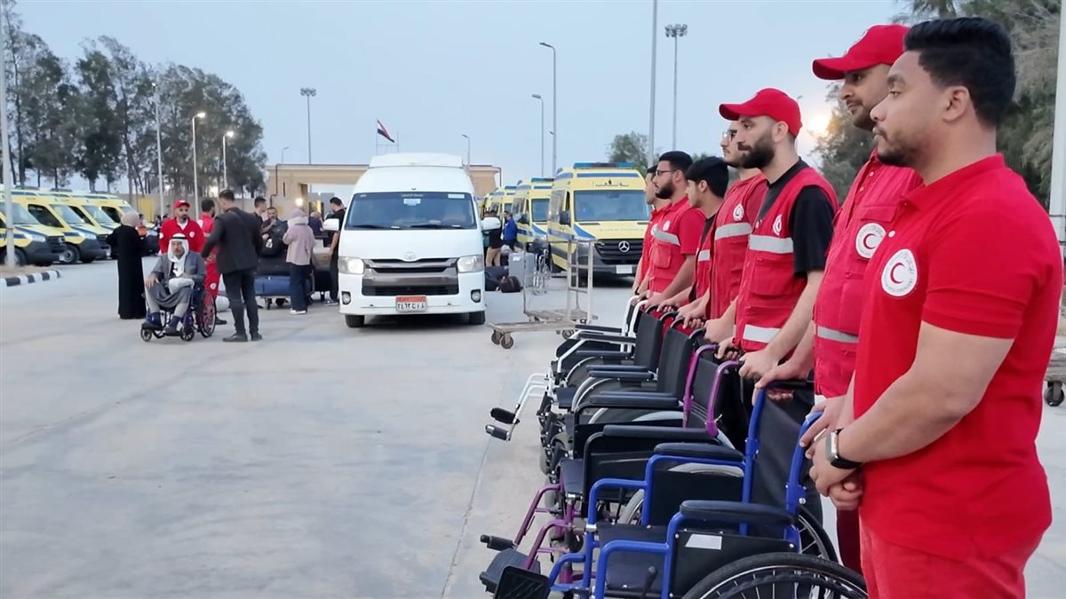 الهلال الأحمر المصري يستقبل دفعة جديدة من مصابي غزة