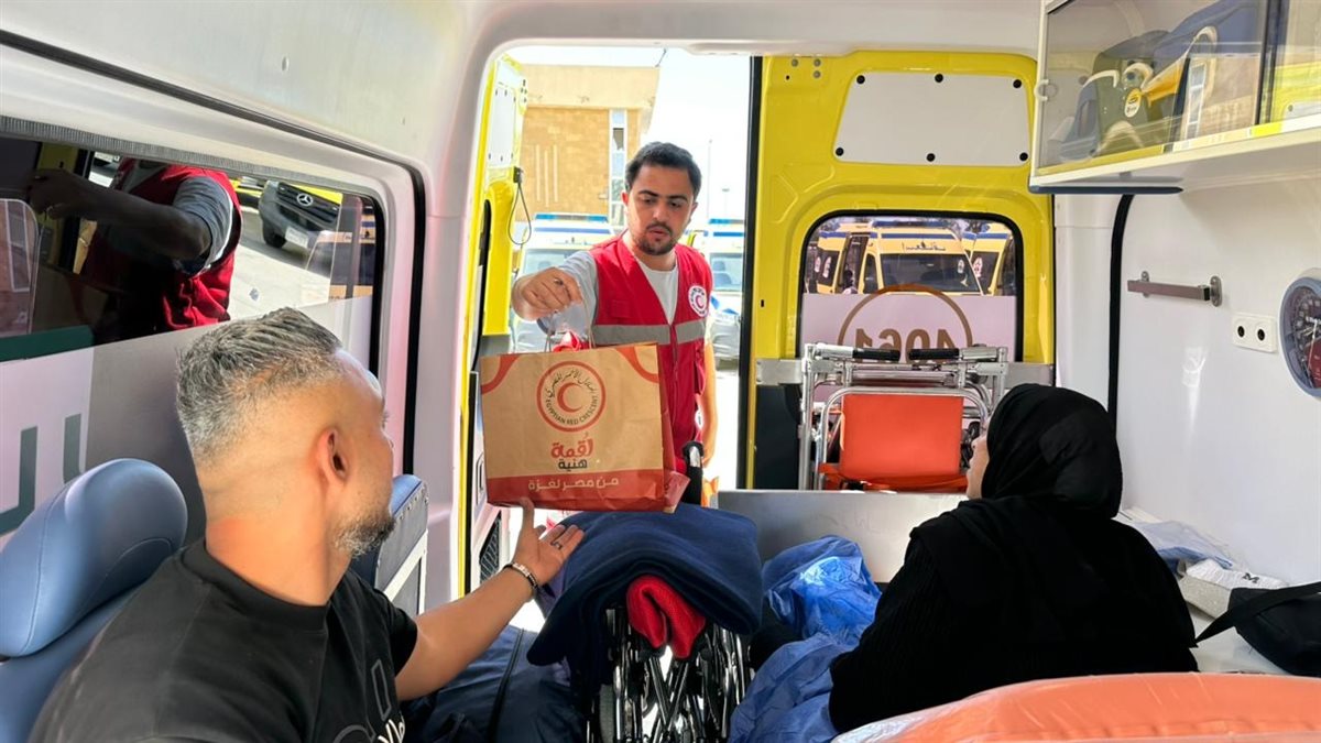 الهلال الأحمر المصري يستقبل دفعة جديدة من مصابي غزة
