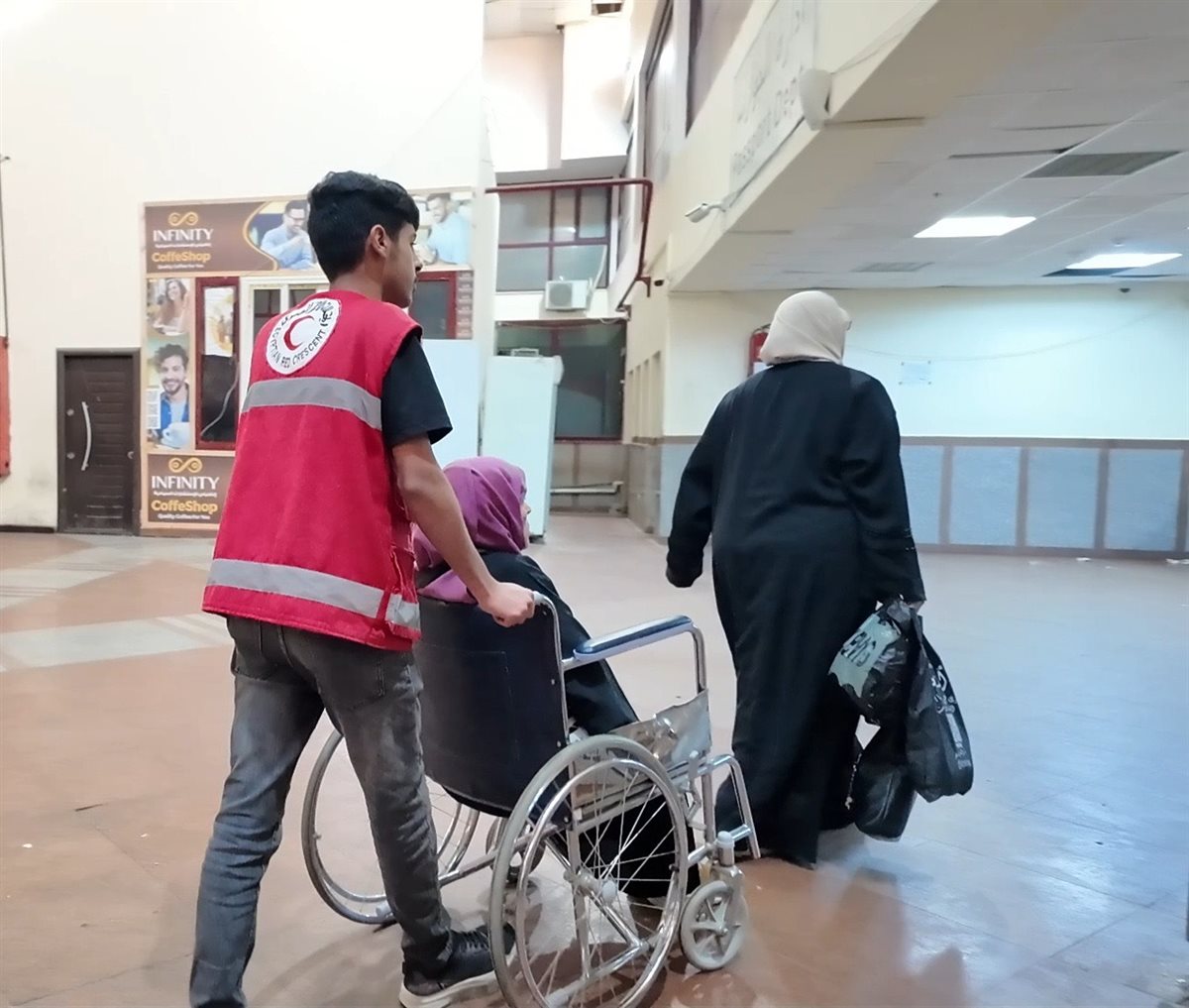الهلال الأحمر المصري يستقبل دفعة جديدة من مصابي غزة