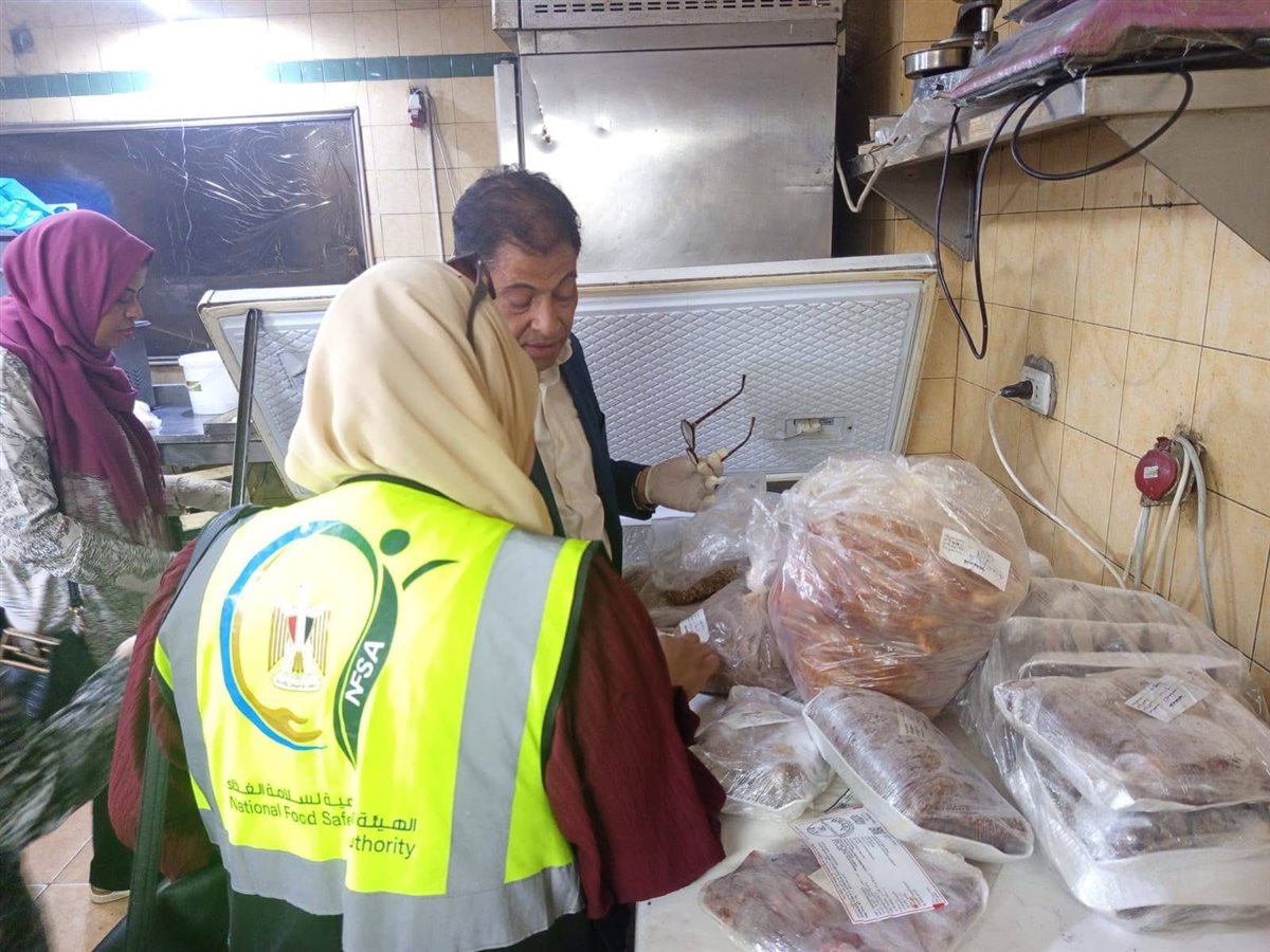 ضبط لحوم فاسدة بأحد مطاعم الأقصر