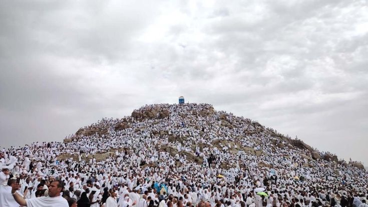 هل دعاء يوم عرفة مستجاب لغير الحاج؟
