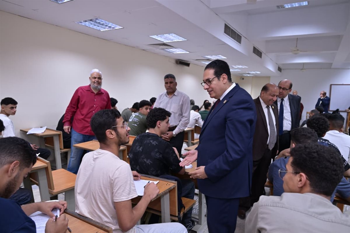 رئيس جامعة القاهرة يتابع انتظام امتحانات الفصل الدراسي الثاني