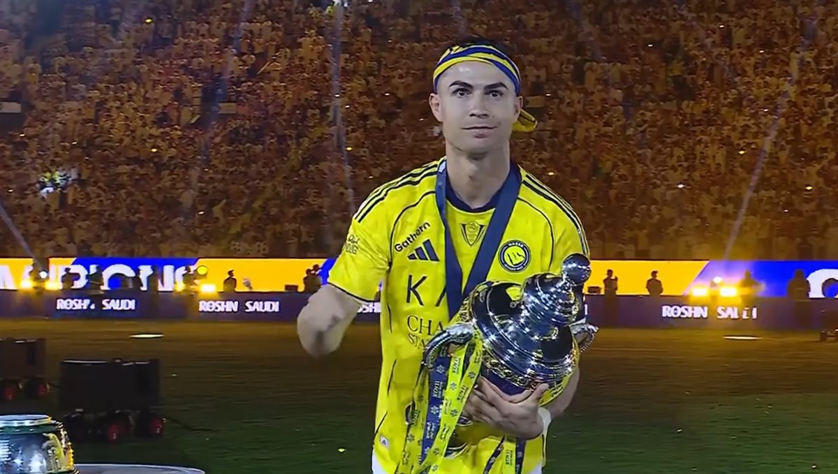 صور من احتفال كريستيانو رونالدو بلقب الدوري السعودي مع نادي النصر (2)