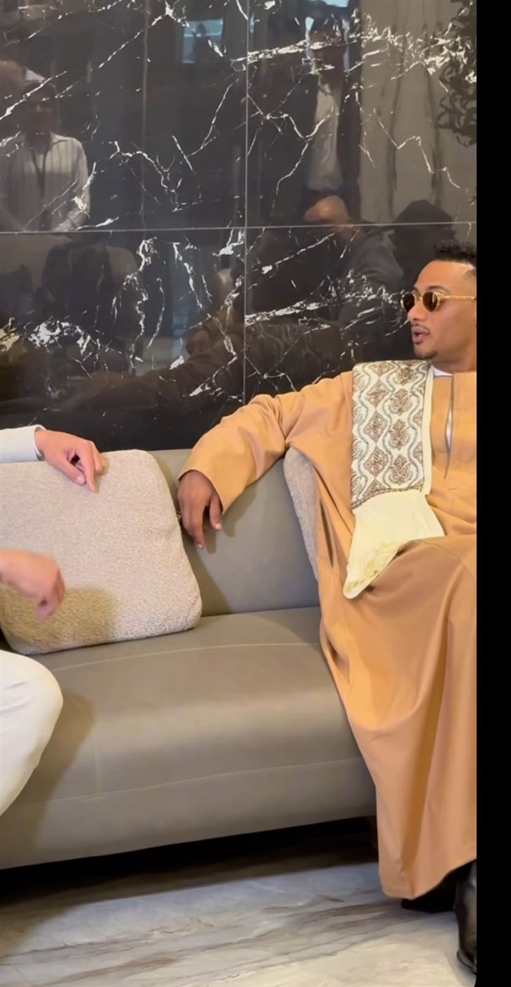 محمد رمضان يظهر بجلباب صعيدي قبل حضوره عرض فيلم أسد في العراق ويٌعلق: العيد الرسمي