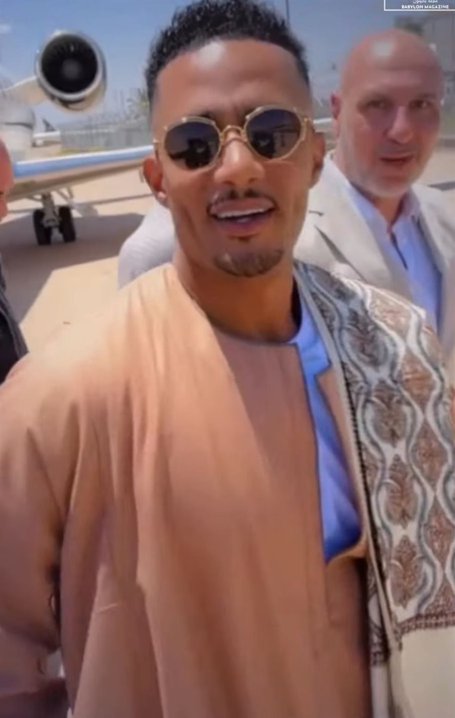 محمد رمضان يظهر بجلباب صعيدي قبل حضوره عرض فيلم أسد في العراق ويٌعلق: العيد الرسمي