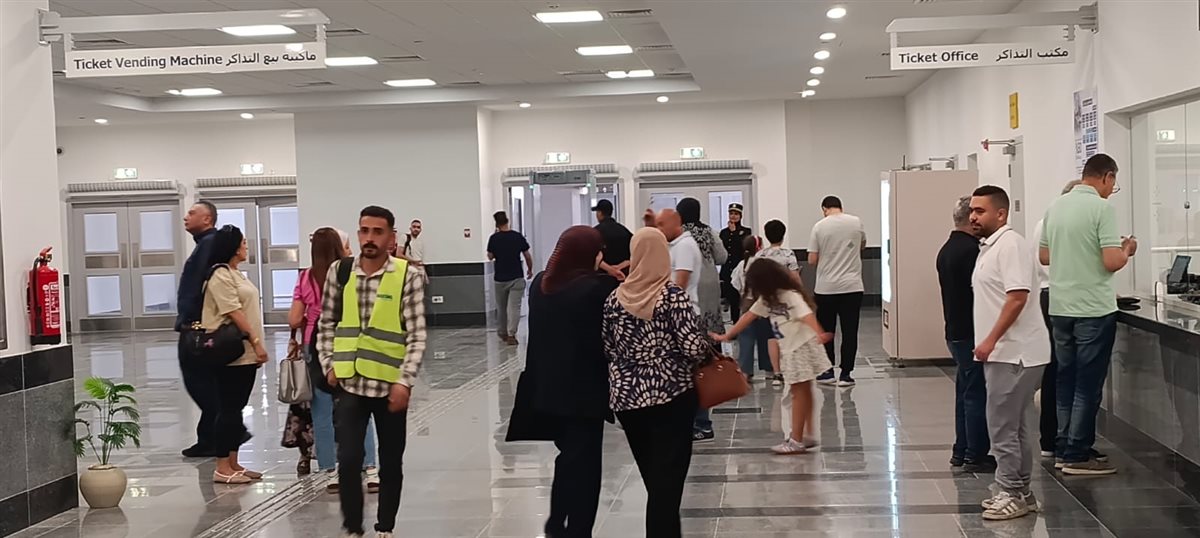 إقبال كبير من المواطنين على استقلال مونوريل شرق النيل