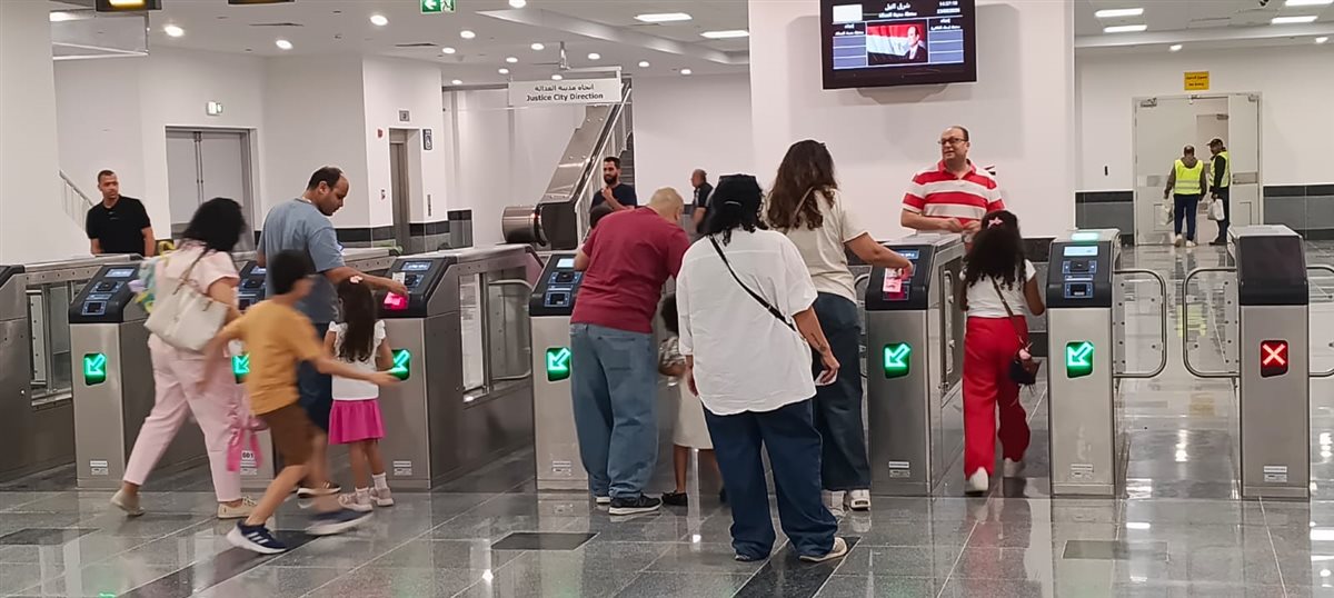 إقبال كبير من المواطنين على استقلال مونوريل شرق النيل