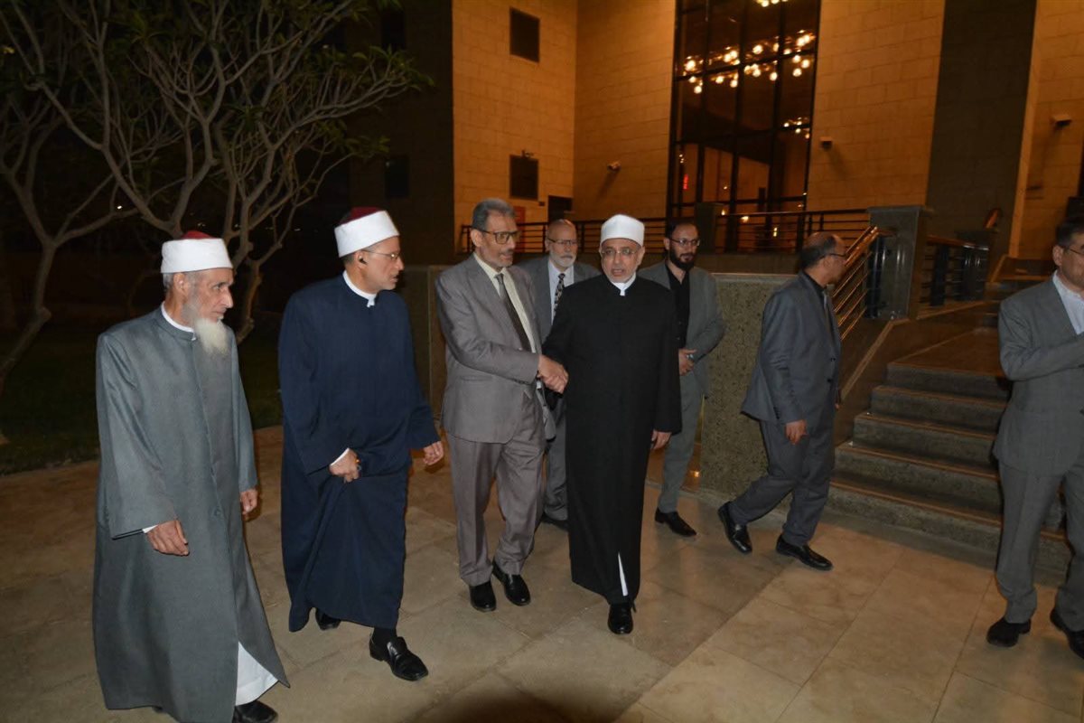رئيس جامعة الأزهر يؤدي واجب العزاء في العالم الدكتور محمود خفاجى&nbsp;