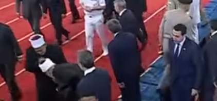 <strong>لدكتور علي جمعة يقبّل يد شيخ الأزهر عقب الانتهاء من أداء صلاة عيد الأضحى</strong>
