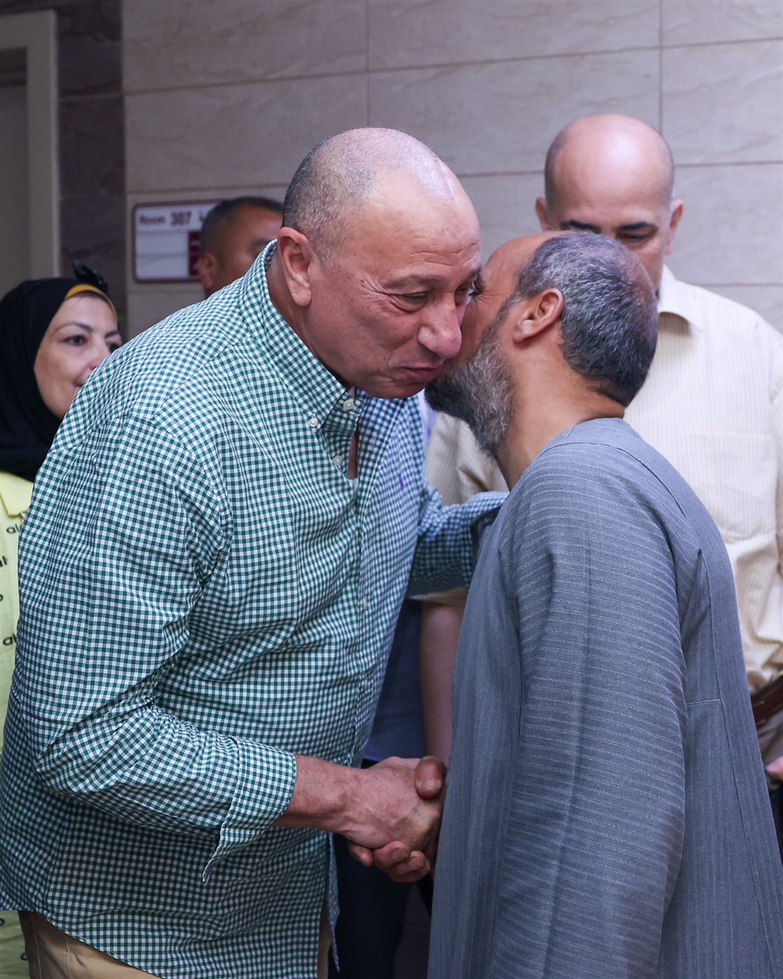 زيارة الخطيب لمشجع الأهلي عبد الله عربي (8)