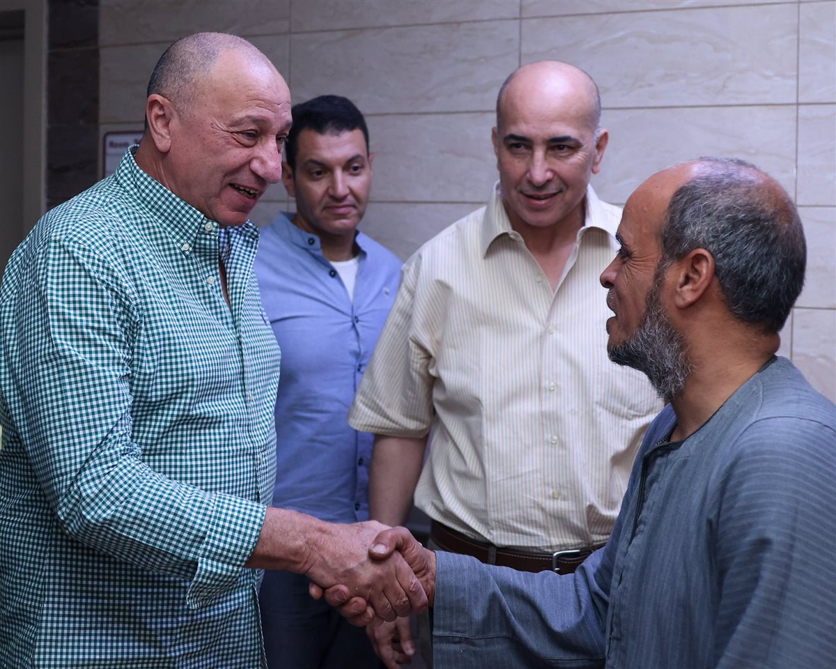 زيارة الخطيب لمشجع الأهلي عبد الله عربي (4)