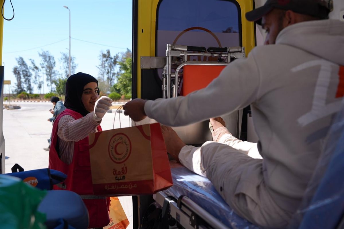 الهلال الأحمر المصري يستقبل دفعة جديدة من مصابي غزة&nbsp;