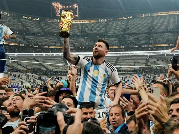 تتويج ميسي بكأس العالم