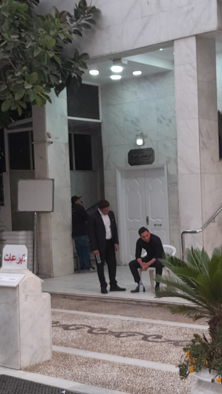 انهيار شقيق سهام جلال في عزاءها بمسجد حسين صدقي